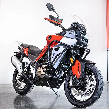 Мотоцикл QJ SVT 650X (красный) 2026г